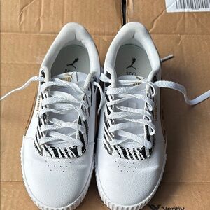 ‼️‼️ Sold ‼️‼️Puma White Sneakers with Black Accents